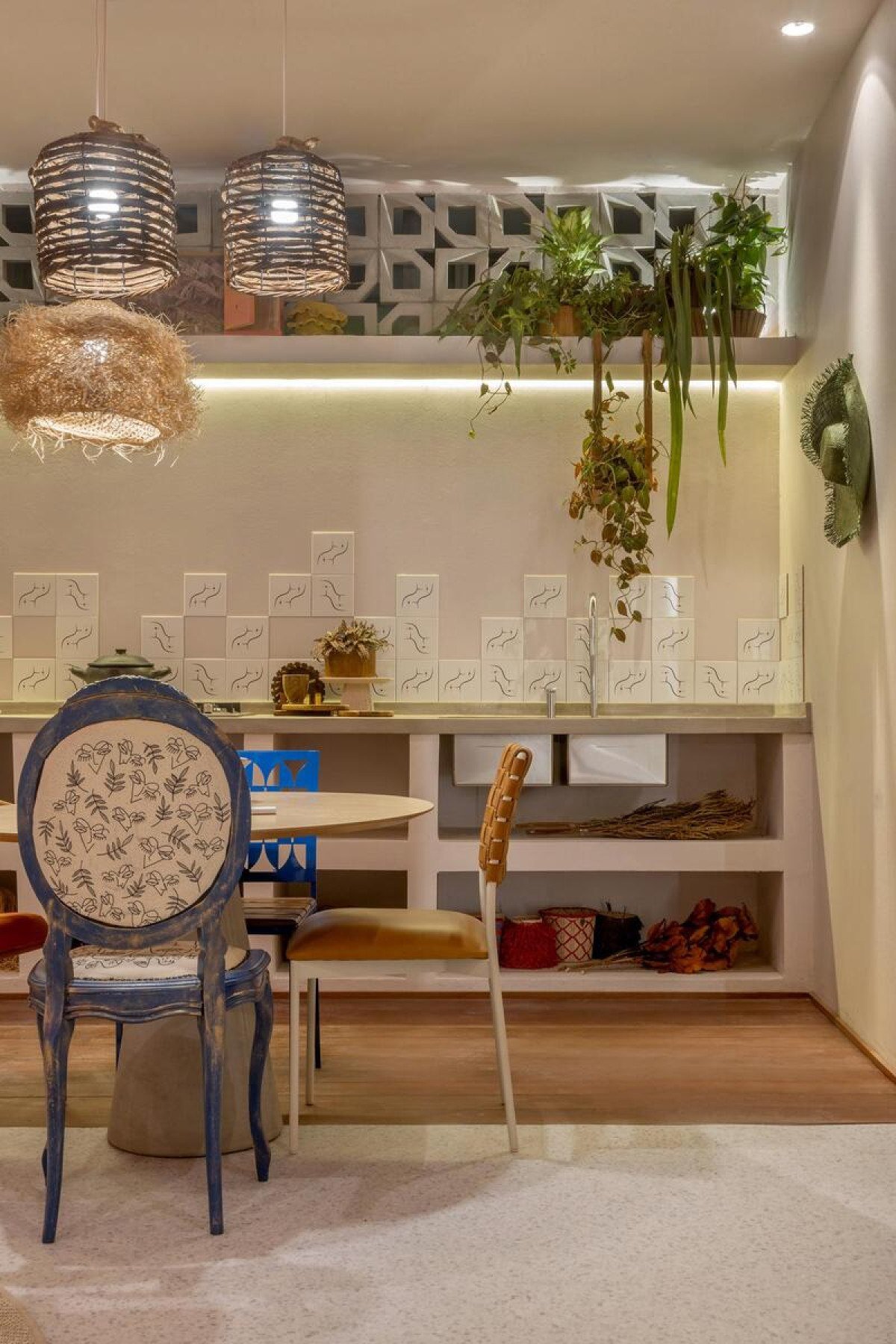 Espaço Morada Beija-Flor da HC Arquitetura fazendo uso dos cobogós. Estes elementos  estabelecem uma conexão sólida com a cultura brasileira, particularmente na região nordeste, onde tiveram sua origem.  