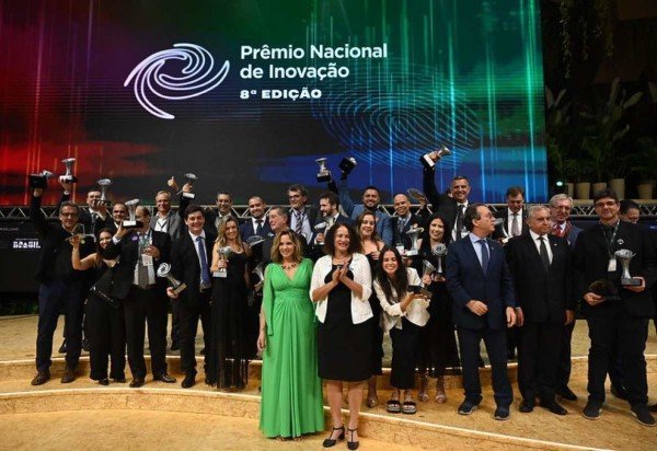 Vencedores do 8º  Prêmio Nacional de Inovação, promovido pela CNI, recebem troféus das mãos da ministra de Ciência, Tecnologia e Inovação, Luciana Santos