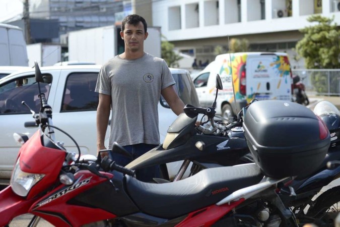 Paulo Carvalho escolheu a moto pela praticidade de locomoção e economia: 