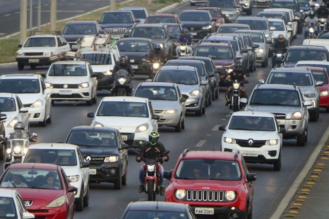 Os corredores só devem ser utilizados pelos motociclistas quando o trânsito estiver lento ou parado -  (crédito:  Marcelo Ferreira/CB/D.A Press)