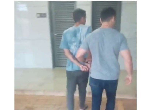 A dupla convidou o idoso para uma visita na casa onde dizia morar. Lá, ele foi rendido e enquanto um deles ficou vigiando, o outro saiu para fazer saques com os seus cartões. Policiais conseguiram achar e prender os dois - (crédito: PCDF/Divulgação) A dupla convidou o idoso para uma visita na casa onde dizia morar. Lá, ele foi rendido e enquanto um deles ficou vigiando, o outro saiu para fazer saques com os seus cartões. Policiais conseguiram achar e prender os dois - (crédito: PCDF/Divulgação)