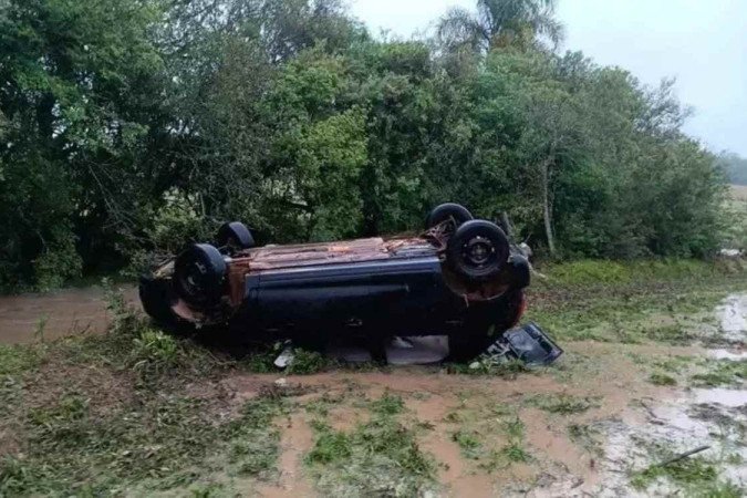 Carro em que a vítima de 60 anos estava no momento da enchente - (crédito: Reprodução/Brigada Militar RS) Carro em que a vítima de 60 anos estava no momento da enchente - (crédito: Reprodução/Brigada Militar RS)