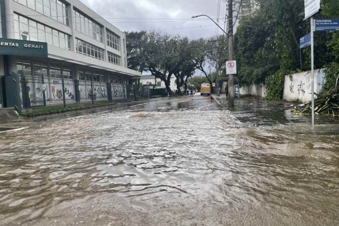 Guaíba está refluindo pela rede pluvial e causa muitos alagamentos na Avenida Voluntários da Pátria. - (crédito: Reprodução/MetSul Meteorologia) Guaíba está refluindo pela rede pluvial e causa muitos alagamentos na Avenida Voluntários da Pátria. - (crédito: Reprodução/MetSul Meteorologia)