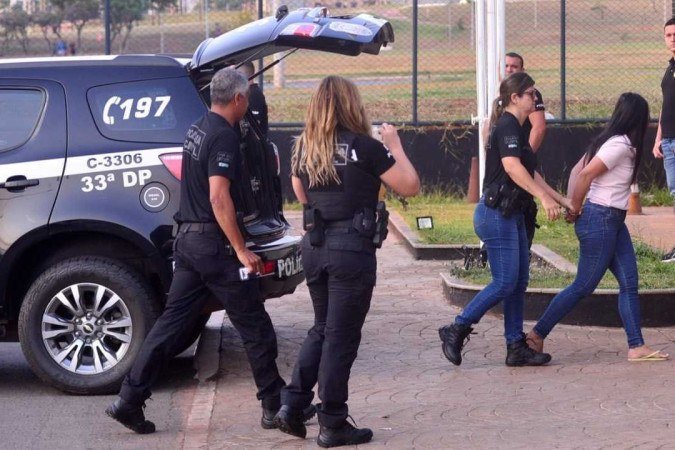 Traficantes de armas são alvos de operação da PCDF com mais de 200 policiais
- (crédito: Ed Alves/CB/D.A. Press) Traficantes de armas são alvos de operação da PCDF com mais de 200 policiais
- (crédito: Ed Alves/CB/D.A. Press)