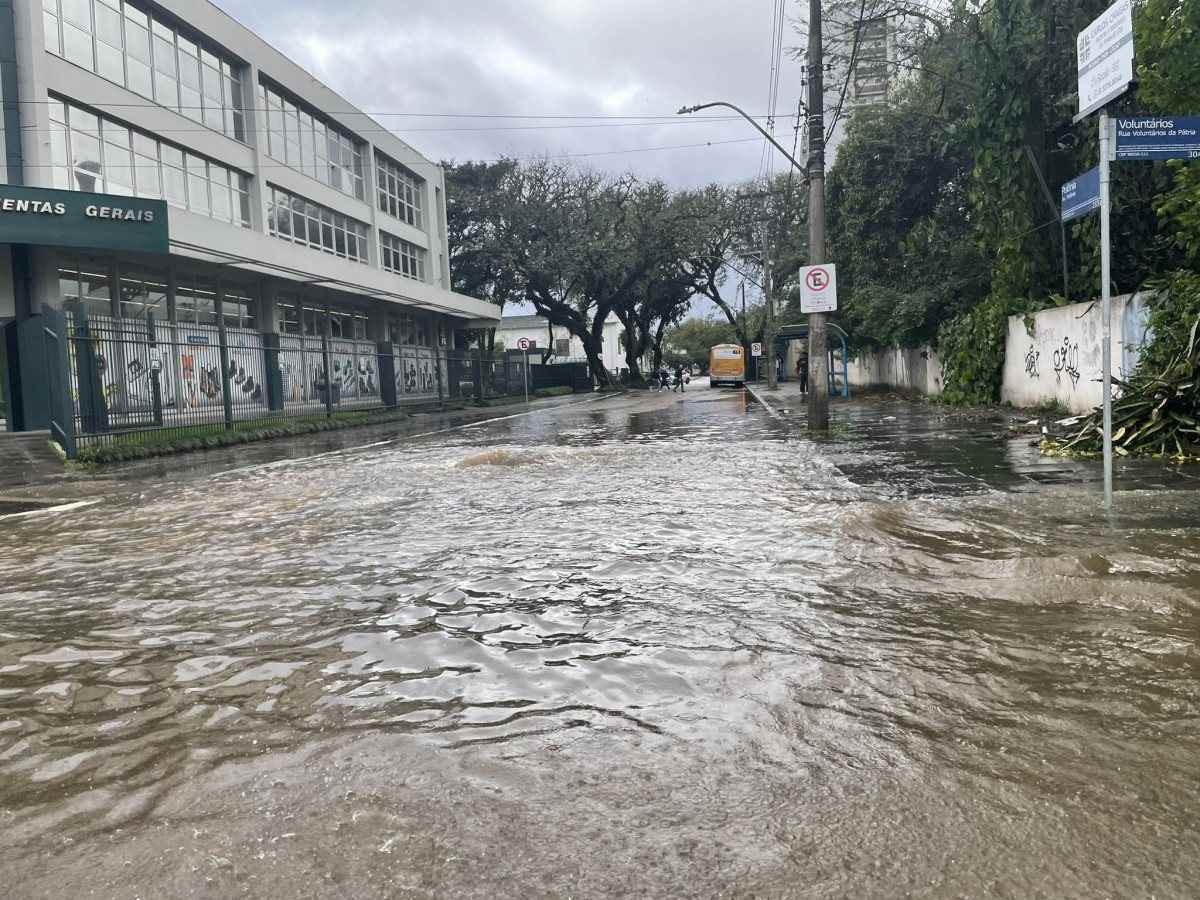 Lago Guaíba passa dos três metros e ameaça alagar Porto Alegre