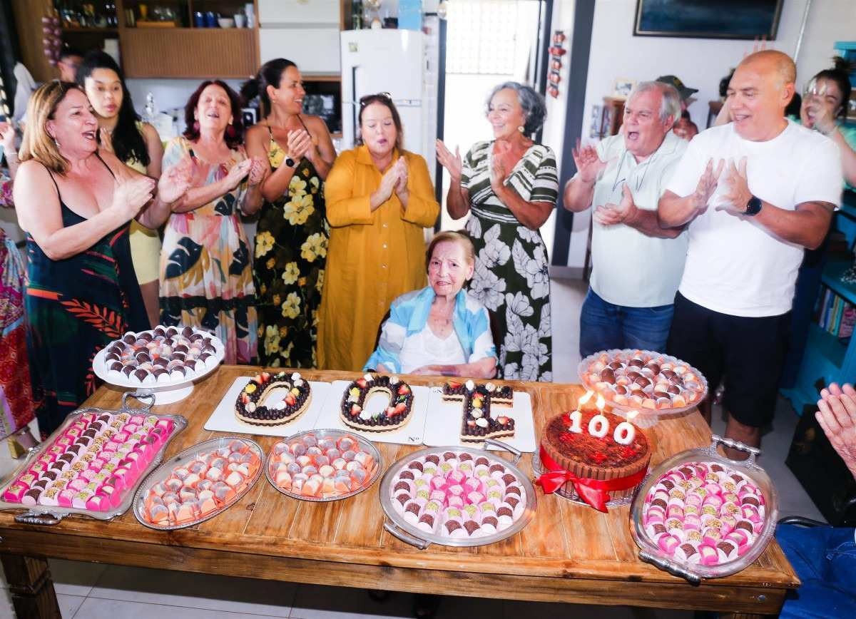 Os cem anos de dona Elza Nardelli, rodeada pelos filhos e pela família, com muitos docinhos e o bolo com três dígitos