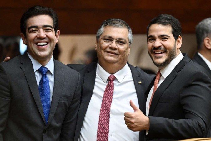 O ministro da Justiça, Flavio Dino, o advogado-geral da União, Jorge Messias, e o presidente do Tribunal de Contas da União, Bruno Dantas, são fotografados durante a posse do juiz do Supremo Tribunal Federal, Luís Roberto Barroso, como presidente do tribunal, em Brasília, em 28 de setembro -  (crédito: EVARISTO SA / AFP)