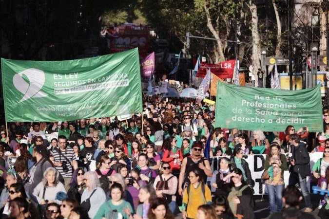 Mulheres de organizações feministas participam de marcha em defesa do aborto legal em Buenos Aires - (crédito: Emiliano Lasalvia / AFP) Mulheres de organizações feministas participam de marcha em defesa do aborto legal em Buenos Aires - (crédito: Emiliano Lasalvia / AFP)
