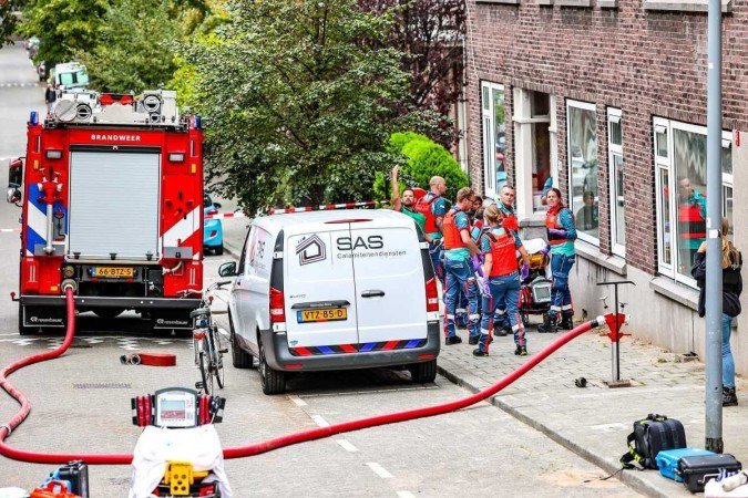 Membros do corpo de bombeiros trabalharam em um incêndio em um prédio em Heiman Dullaertplein, após tiroteios em Rotterdam - (crédito: Photo by Marco van der Caaij / ANP / AFP) Membros do corpo de bombeiros trabalharam em um incêndio em um prédio em Heiman Dullaertplein, após tiroteios em Rotterdam - (crédito: Photo by Marco van der Caaij / ANP / AFP)