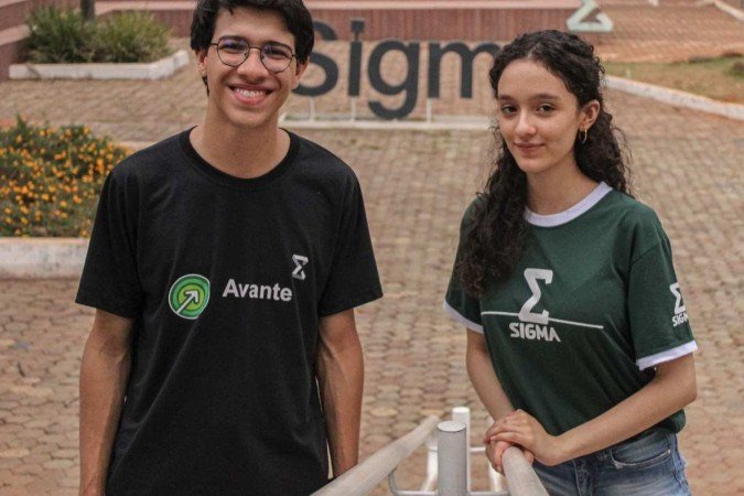  28/09/2023 Crédito: Kayo Magalhães/CB/D.A Press. Brasilia - DF. Eu, Estudante. Alunos do Sigma se destacam nos estudos  para a redação do Enem. Na foto, os estudantes João Pedro Martins França e Agatha Geraldes Piovesam.