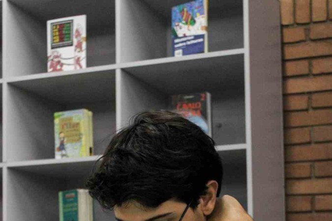  28/09/2023 Crédito: Kayo Magalhães/CB/D.A Press. Brasilia - DF. Eu, Estudante. Alunos do Sigma se destacam nos estudos  para a redação do Enem. Na foto, o estudante João Pedro Martins França. 