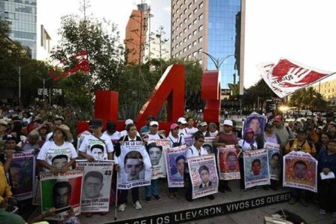 Restos humanos que poderiam pertencer a alguns dos 43 estudantes desaparecidos no México em 2014  -  (crédito: Alfredo Estrela/AFP)