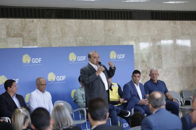 Governador Ibaneis Rocha entrega 83 documentos de regularização e implantação a empresas do DF