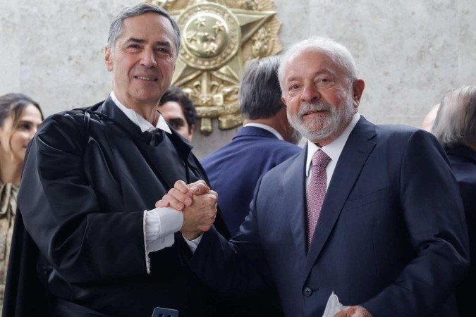 O novo presidente do STF, Luís Roberto Barroso, recebe os cumprimentos do presidente Lula na concorrida cerimônia de posse -  (crédito: Fotos: Fellipe Sampaio/SCO/STF)