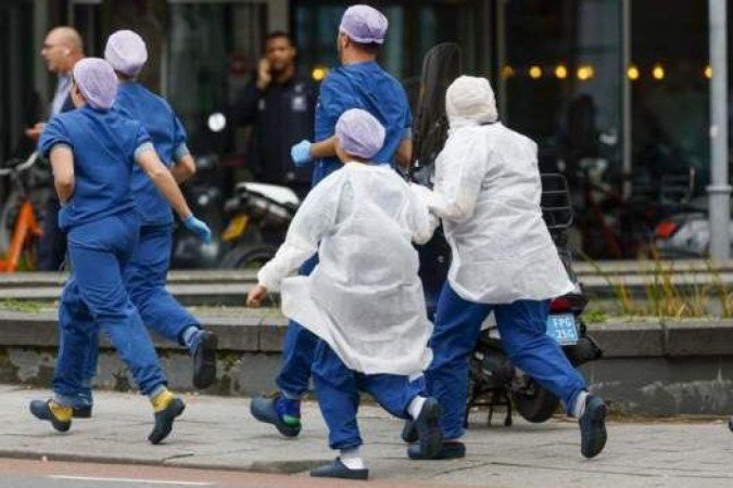 Equipes médicas fugiram do hospital que foi atacado - (crédito: EPA) Equipes médicas fugiram do hospital que foi atacado - (crédito: EPA)
