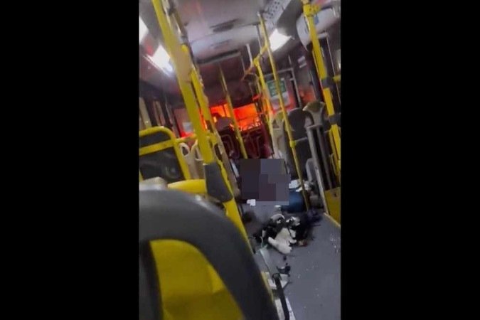 Criminosos roubaram os pertences dos ageiros e atiram uma granada caseira no ônibus - (crédito: Reprodução/Twitter/@informações_RJ) Criminosos roubaram os pertences dos ageiros e atiram uma granada caseira no ônibus - (crédito: Reprodução/Twitter/@informações_RJ)