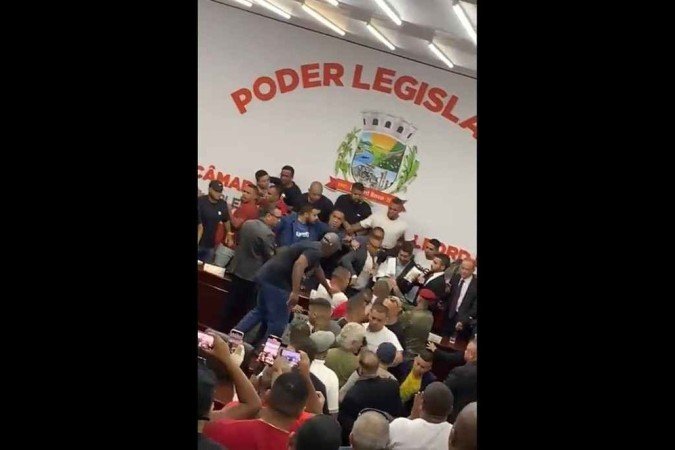 Os vereadores Fabinho Varandão e Eduardo Araújo registraram boletim de ocorrência. O homem que portava arma de fogo foi detido e encaminhado para delegacia - (crédito: Reprodução/X/@riodenojeiraofc) Os vereadores Fabinho Varandão e Eduardo Araújo registraram boletim de ocorrência. O homem que portava arma de fogo foi detido e encaminhado para delegacia - (crédito: Reprodução/X/@riodenojeiraofc)