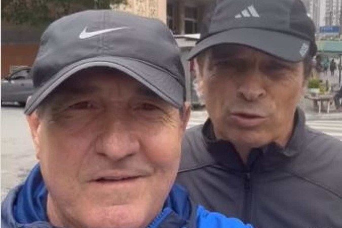 Ao lado de Milton Cruz, Muricy Ramalho faz caminhada pela capital paulista para agradecer pela conquista inédita da Copa do Brasil do São Paulo -  (crédito: Reprodução/Instagram)