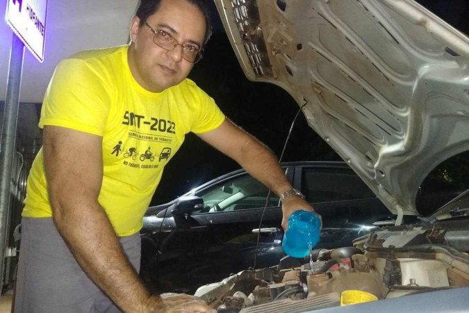 O vigilante Nilton Monteiro, 51, faz revisão no Corsa prata, de 2011, a cada três meses