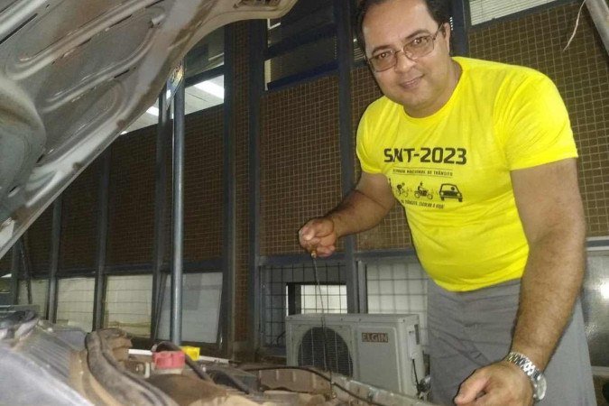 O vigilante Nilton Monteiro, 51, faz revisão no Corsa prata, de 2011, a cada três meses