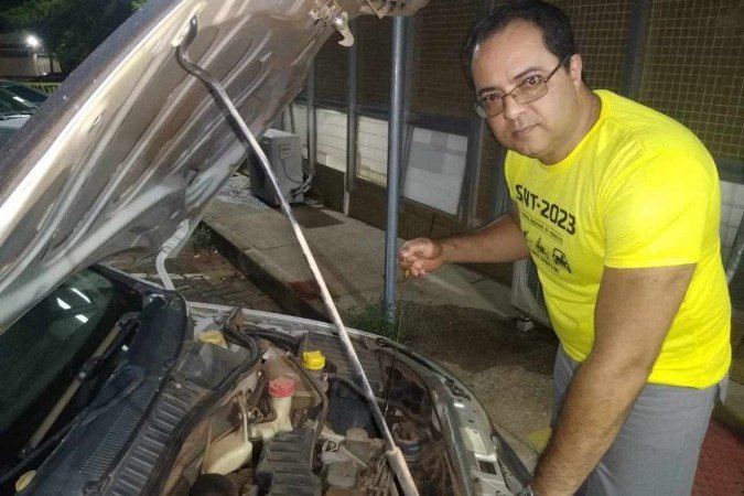 O vigilante Nilton Monteiro, 51, faz revisão no Corsa prata, de 2011, a cada três meses