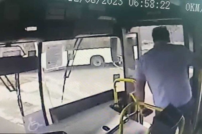 Vídeo comprova a truculência do condutor do coletivo - (crédito: Material cedido ao Correio) Vídeo comprova a truculência do condutor do coletivo - (crédito: Material cedido ao Correio)