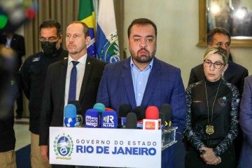 Governador Cláudio Castro e Ricardo Cappelli (à esquerda). Força Nacional e PRF ajudarão no policiamento ostensivo na região da Maré -  (crédito: Rafael Campos/Governo do RJ)