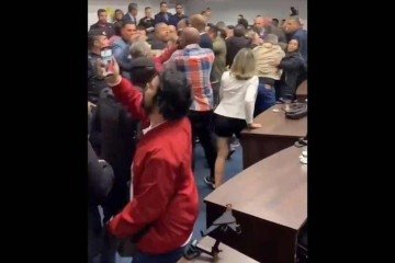 A Polícia Militar foi acionada e usou bombas de gás para dispersar as pessoas -  (crédito: Reprodução/X/@Jethinhoo13)