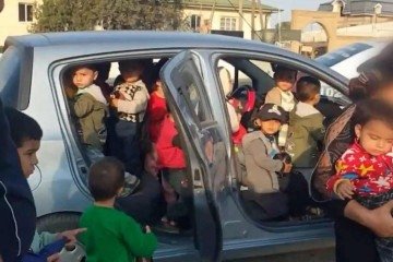 Professora é detida por andar de carro com 25 crianças no  Uzbequistão
 -  (crédito: Reprodução/Redes Sociais)