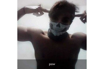 Guilherme, que confessou ter matado o irmão, já posou com máscara semelhante a usada por atiradores no massacre a um escola de Suzano -  (crédito: Reprodução/Twitter)