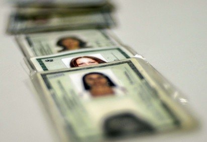 Esqueça aquele pedaço de papel verde com a sua foto que você precisa andar no bolso. A nova Carteira de Identidade Nacional (CIN) veio para modernizar os registros dos brasileiros e se tornar o principal identificador. -  (crédito: Foto: Marcello Casal Jr./Agência Brasil)