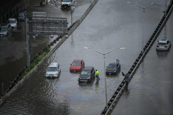 Carros presos em meio a enchente na Avenida FDR Drive, em Manhattan: temporal fora de época - (crédito: Ed Jones/AFP) Carros presos em meio a enchente na Avenida FDR Drive, em Manhattan: temporal fora de época - (crédito: Ed Jones/AFP)