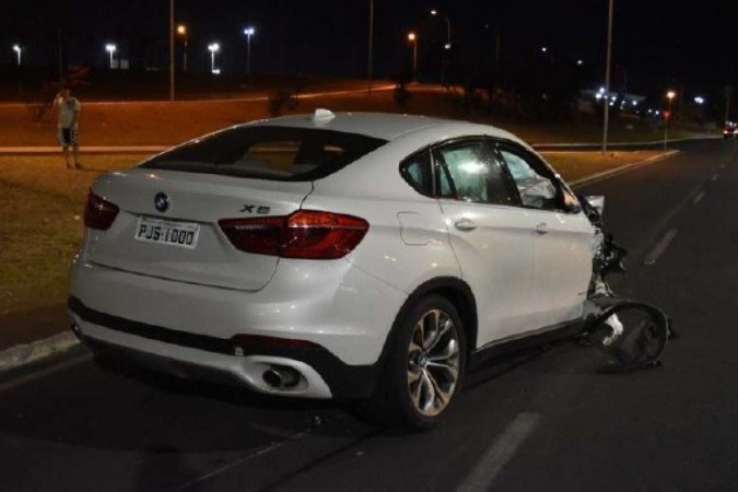 BMW X6 branca usada em simulação de roubo de veículo para obter indenização de seguro