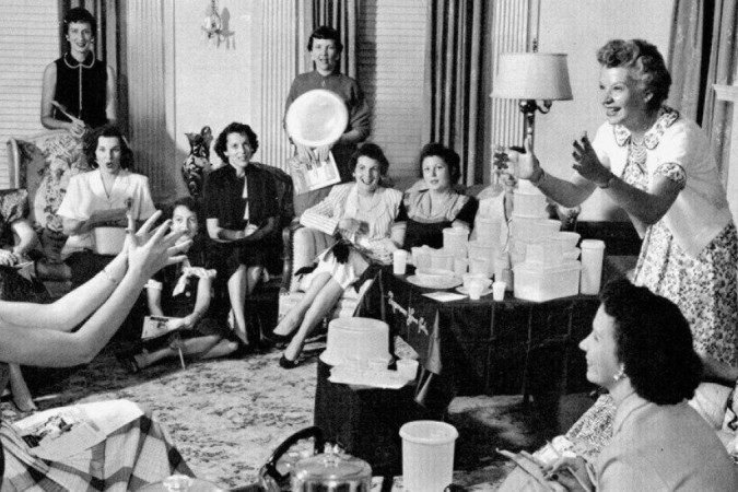 Brownie Wise joga um recipiente plástico cheio de água em uma festa da Tupperware na década de 1950 - (crédito: Getty Images) Brownie Wise joga um recipiente plástico cheio de água em uma festa da Tupperware na década de 1950 - (crédito: Getty Images)