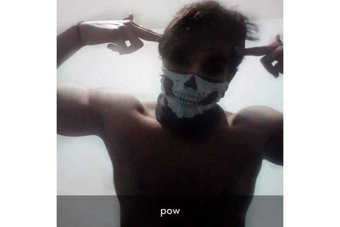 Guilherme, que confessou ter matado o irmão, já posou com máscara semelhante a usada por atiradores no massacre a um escola de Suzano -  (crédito: Reprodução/Twitter)