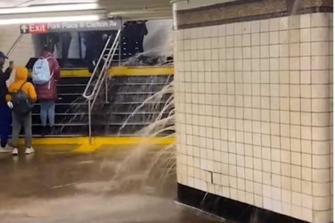 O metrô precisou ser suspenso, apos a água invadir as estações
