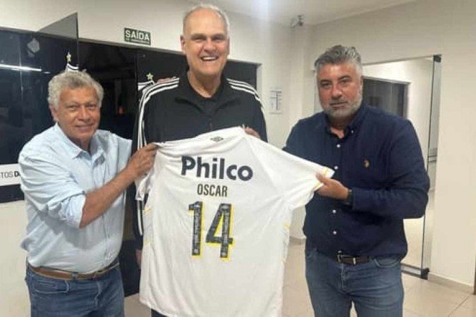Oscar Schmidt falou por uma hora com o elenco santista, em crise na zona de rebaixamento e às vésperas de confronto direto contra o Vasco, pelo Brasileirão -  (crédito: Divulgação/Santos)