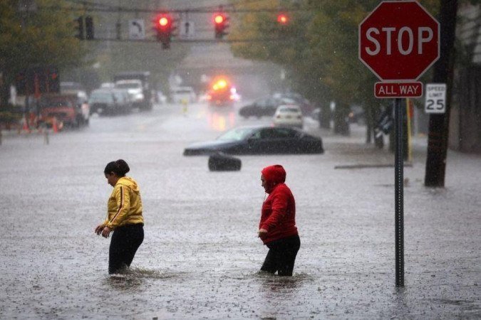 Ruas ficaram bloqueadas pelo volume de água em Nova York - (crédito: Reuters) Ruas ficaram bloqueadas pelo volume de água em Nova York - (crédito: Reuters)