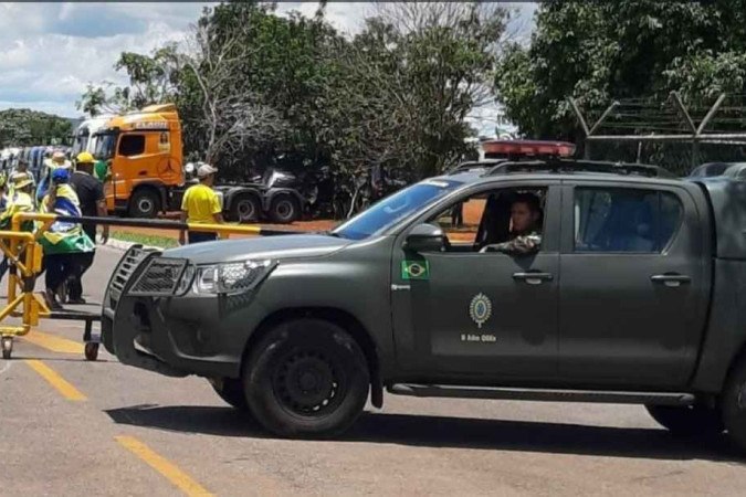 Caminhonete do Exército protege cancela, fechada, em frente à área onde estavam caminhões bolsonaristas - (crédito: Fotos: Evandro Éboli/CB/DA.Press)
