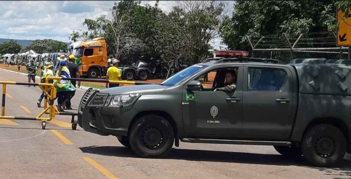 Imagens no QG revelam conivência dos militares com golpistas