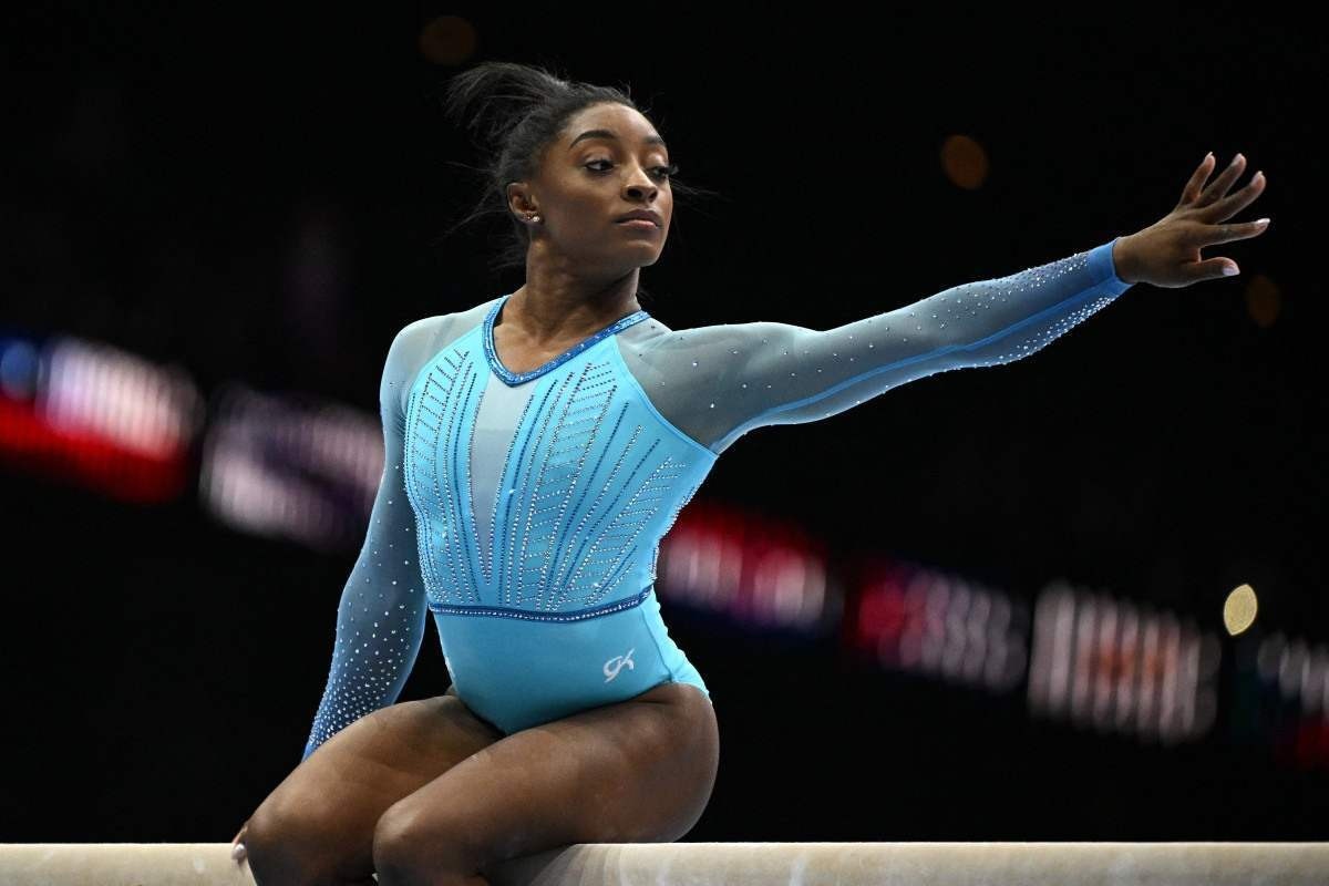 Simone Biles dá show, repete 'salto perfeito' e lidera o Mundial