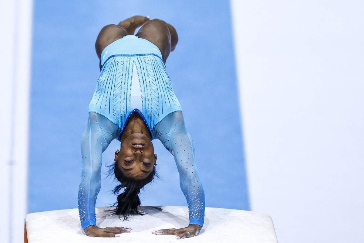 Simone Biles dá show, repete 'salto perfeito' e lidera o Mundial