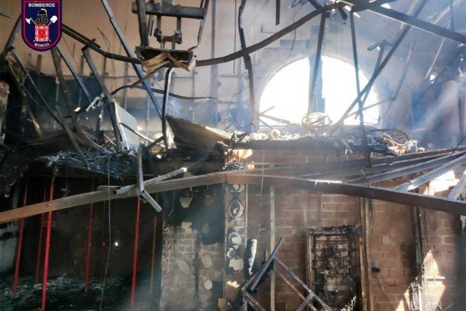 Ferros retorcidos e destruição, após trabalho de rescaldo dos bombeiros: mais corpos estariam sob os escombros