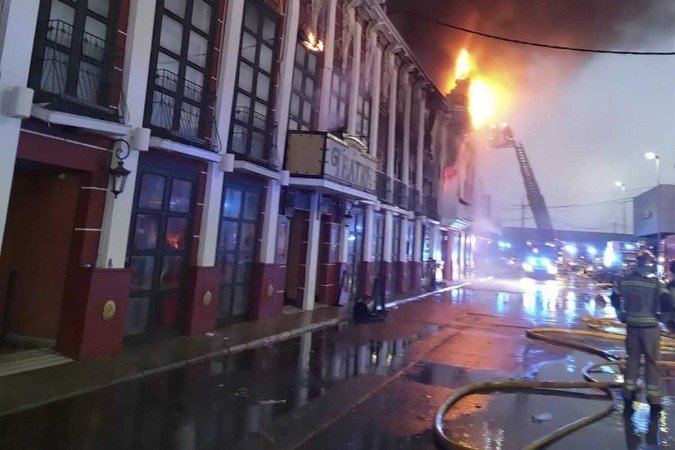 Bombeiros utilizam escada Magirus para tentar controlar as chamas saindo pelo telhado da boate - (crédito: Bomberos de Murcia/AFP) Bombeiros utilizam escada Magirus para tentar controlar as chamas saindo pelo telhado da boate - (crédito: Bomberos de Murcia/AFP)