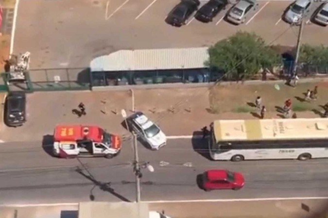 Homem morre ao tentar pegar arma de PM - (crédito: Reprodução/Redes sociais) Homem morre ao tentar pegar arma de PM - (crédito: Reprodução/Redes sociais)