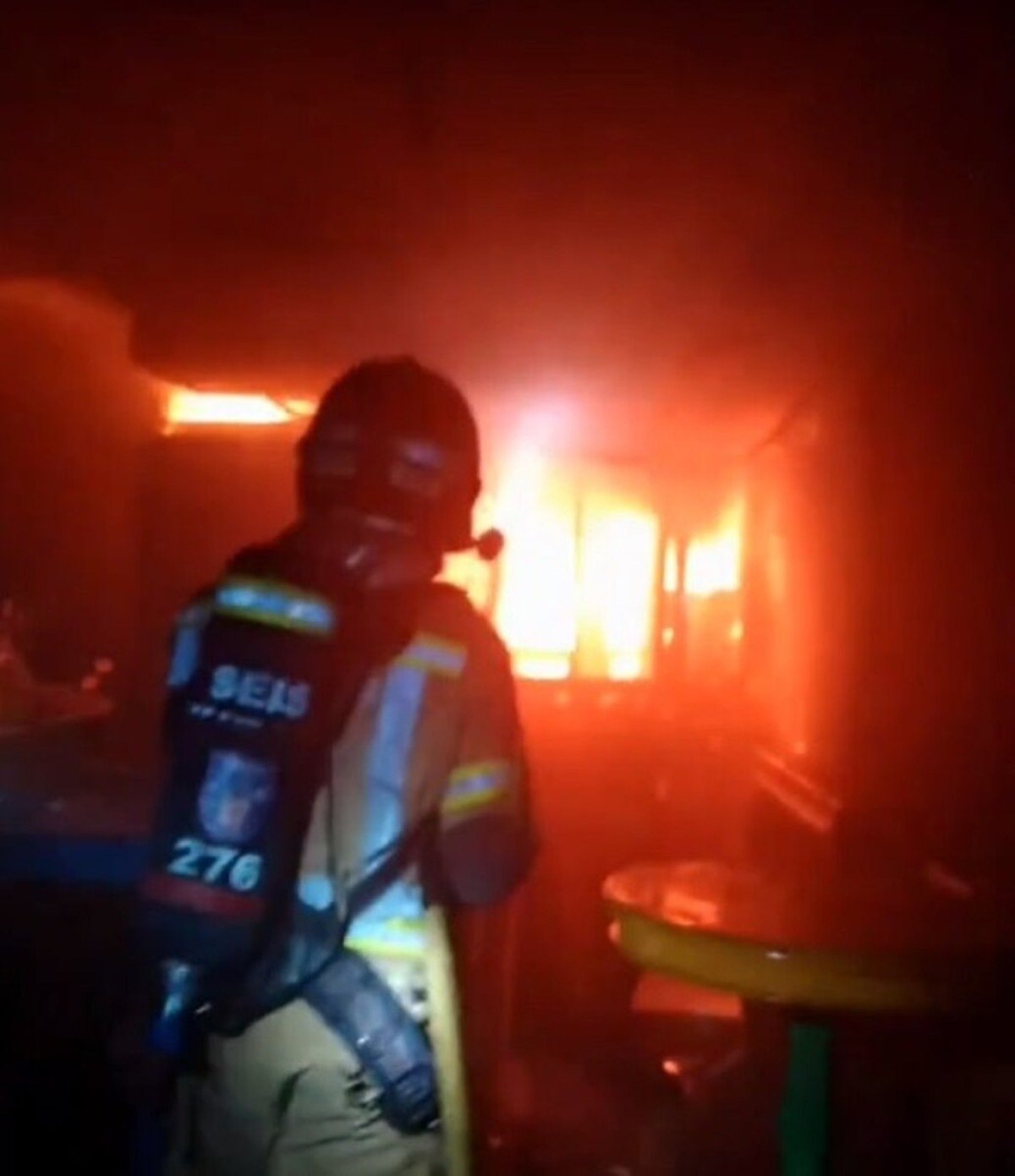 Na foto, um brigadista avan&ccedil;a pelo interior da discoteca, enquanto tenta apagar o fogo 