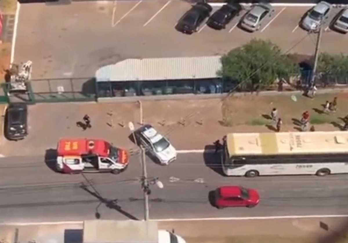 Assaltante rouba celular, entra em ônibus e é morto por policial militar