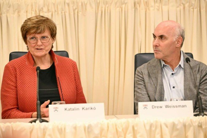 Laureados em uma entrevista coletiva na Universidade da Pensilvânia: ambos pensaram que telefonema anunciando a premiação era trote - (crédito: AFP) Laureados em uma entrevista coletiva na Universidade da Pensilvânia: ambos pensaram que telefonema anunciando a premiação era trote - (crédito: AFP)