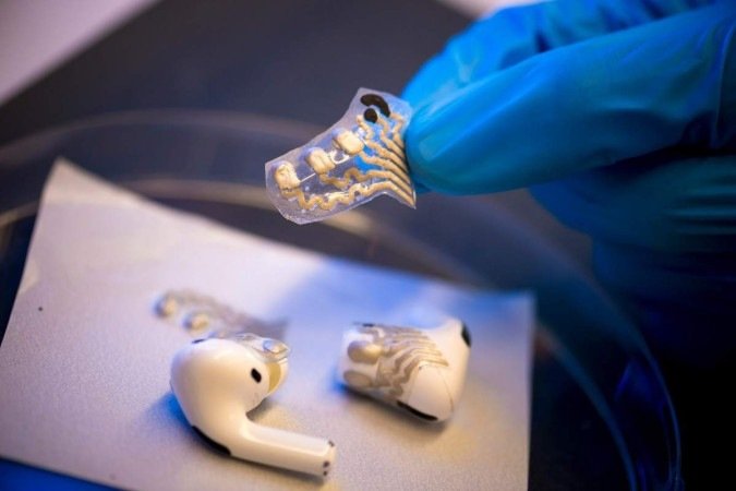 Os sensores flexíveis são fixados aos fones de ouvido em uma superfície semelhante a um carimbo - (crédito: Erik Jepsen, UC San Diego) Os sensores flexíveis são fixados aos fones de ouvido em uma superfície semelhante a um carimbo - (crédito: Erik Jepsen, UC San Diego)