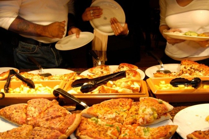 Especialista dá dicas do que fazer ou não para evitar infecções alimentares ao comer fora de casa - (crédito: BBC) Especialista dá dicas do que fazer ou não para evitar infecções alimentares ao comer fora de casa - (crédito: BBC)